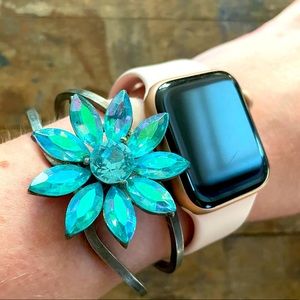 Vintage 90s blue rhinestone flower bracelet